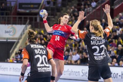 Ludwigsburg Germany 23 January 2019 HBF 18 19 SG BBM Bietigheim vs Thüringer HC v li Emily Bölk Boelk Thueringer HC Karolina Kudlacz Gloc Bietigheim Nina Müller Mueller Thueringer HC Ludwigsburg MHP Arena Baden Württemberg Germany