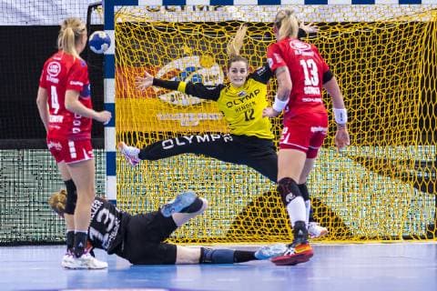 Ludwigsburg Germany 23 January 2019 HBF 18 19 SG BBM Bietigheim vs Thüringer HC v li Charris Rozemalen Bietigheim Meike Schmelzer Thueringer HC Torhueterin Dinah Eckerle Bietigheim Luisa Schulze Bietigheim Ludwigsburg MHP Arena Baden Württemberg Germany