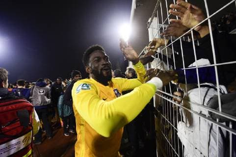 Deception des joueurs de Viry Chatillon en fin de match Franck Djoko Ketchateng (Viry) avec les supporters FOOTBALL : Viry Chatillon vs Caen - 1 16e Finale Coupe de France - 23 01 2019 JBAutissier Panoramic 