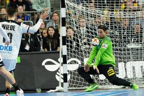 GER IHF WM 2019 Germany GER vs Spain ESP 23 01 2019 Lanxess Arena Cologne GER IHF WM 2019 Germany GER vs Spain ESP in picture picture shows Silvio Heinevetter Goalkeeper GER 12 holding nordphotox xMeuter nph00351