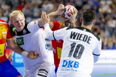 Raul Entrerrios Rodriguez Nr 9 Spain vs. Patrick Wiencek Nr 7 Germany and Fabian Wiede Nr 10 Germany Germany vs Spain Main Round Handball IHF Handball World Championship 23 01 19 Cologne North Rhine-Westphalia Germany Lanxess Arena Copyright: xAgentur54Gradx xFelixxKoenigx