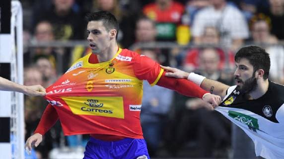 vl Angel Fernandez Perez 6 ESP and Tim Suton 8 GER Main round Germany Spain in Cologne Germany on 23 01 2019 IHF Mens Handball World Championship in Germany and Denmark 2019