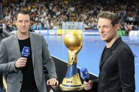 With the World Cup before the match against Spain Dominik Klein and Alexander Bommes Germany Spain Handball WM 2019 Cologne Copyright: xEIBNER rrzx ep_rrz