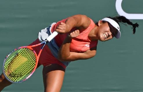 NEWPORT BEACH, CA - JANUARY 24: Claire Liu (USA) serving in a match played during the Oracle Challenger Series, on January 24, 2019, at the Newport Beach Tennis Club in Newport Beach, CA. (Photo by John Cordes Icon Sportswire) TENNIS: JAN 24 Oracle Challenger Series Icon506190124046 EDITORIAL USE ONLY