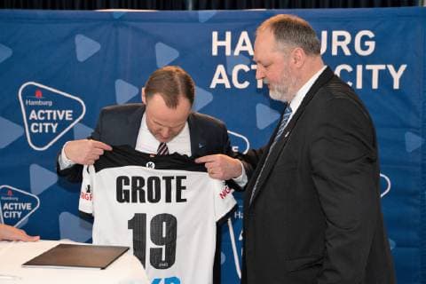 President DHB German Handball Federation Andreas Michelmann hands over jersey to Sports Senator Andy Grote Senate Reception for Semifinal Handball World Championship at Barclaycard Arena Hamburg Sports Senator Andy Grote invites to Warm up Hamburg Hamburg Germany Barclaycard Arena