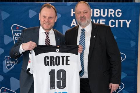 President DHB German Handball Federation Andreas Michelmann hands over jersey to Sports Senator Andy Grote Senate Reception for Semifinal Handball World Championship at Barclaycard Arena Hamburg Sports Senator Andy Grote invites to Warm up Hamburg Hamburg Germany Barclaycard Arena