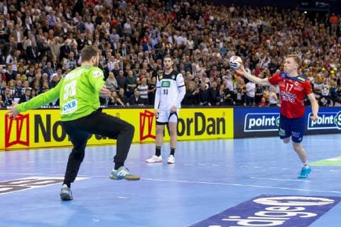 Magnus Jondal No 17 Norway in a seven-meter attempt against goalkeeper Andreas Wolff No 33 Germany Germany vs Norway Semifinal Handball IHF Handball World Championship 25 01 19 Hamburg Hamburg Germany Barclaycard Arena Copyright: xAgentur54Gradx xFelixxKoenigx