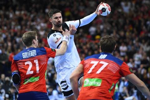 Handball WM Semifinal Germany Norway on 25 01 2019 in the Barclaycard Arena in Hamburg Magnus Gullerud Norway link Magnus Rod Norway right Fabian Wiede Germany behind xRx