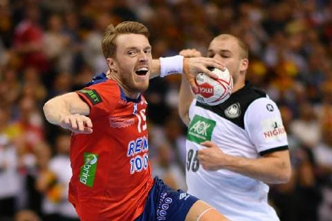 Sport Bilder des Tages (190126) -- BEIJING, Jan. 26, 2019 (Xinhua) -- Kristian Bjornsen (L) of Norway shoots during the IHF Men s Handball World Championship WM Weltmeisterschaft semifinals between Germany and Norway in Hamburg, Germany, on Jan. 25, 2019. Norway won 31-25. (Xinhua Ulrich Hufnagel) XINHUA PHOTOS OF THE DAY 