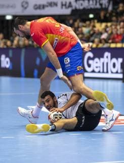 Ahmed Khairy 17 of Egypt and Gedeon Guardiola Vilaplana 30 of Spain during the men s IHF Handball World Championship placement match 7 8 between Spain and Egypt in Herning Denmark Saturday Jan 26 2019 Herning Denmark,  Copyright: BoxAmstrup BoxAmstrupx COP105 spdk20190126-181404-L