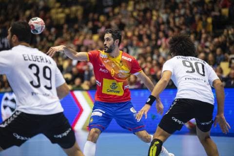 Elderaa 39 Ali Zeinelabedin 90 of Egypt and Raul Entrerrios Rodriguez 9 of Spain during the men s IHF Handball World Championship placement match 7 8 between Spain and Egypt in Herning Denmark Saturday Jan 26 2019 Herning Denmark,  Copyright: BoxAmstrup BoxAmstrupx COP105 spdk20190126-191038-L