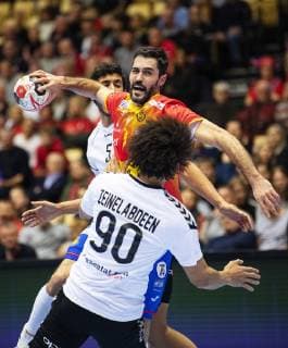 Yahia Omar 5 Ali Zeinelabedin 90 of Egypt and Raul Entrerrios Rodriguez 9 of Spain during the men s IHF Handball World Championship placement match 7 8 between Spain and Egypt in Herning Denmark Saturday Jan 26 2019 Herning Denmark,  Copyright: BoxAmstrup BoxAmstrupx COP105 spdk20190126-191734-L