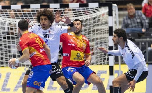 January 26, 2019 - Herning, Denmark - Ali Zeinelabedin, Egypt is blocking an attack from Alex Dujshebaev Dovichebaeva (10), in the handball match for the 7th and 8th place between Spain and Egypt in Jyske Bank Boxen in Herning during the 2019 IHF Handball World Championship WM Weltmeisterschaft in Germany Denmark. Handball 2019: Spain - Egypt - ZUMAm173 20190126_zsp_m173_009 Copyright: xLarsxMoellerx