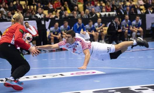 Handball, WM, Spiel um Platz 5, Kroatien - Schweden January 26, 2019 - Herning, Denmark - Marin Sipic (53), Croatia is throwing himself to get the ball before goalkeeper Goalkeeper Mikael Appelgren, Sweden during the handball match for the 5th and 6th place between Croatia and Sweden in Jyske Bank Boxen in Herning during the 2019 IHF Handball World Championship WM Weltmeisterschaft in Germany Denmark. Handball 2019: Croatia-Sweden - ZUMAm173 20190126_zsp_m173_016 Copyright: xLarsxMoellerx
