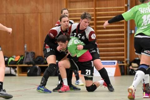 Petra Nagy Zwickau left Leonie Nowak Gedern Nidda middle Nadja Bolze Zwickau right Handball 2 League Gedern Nidda vs Zwickau Nidda Copyright: xEIBNER Lehmbergx EP_eer