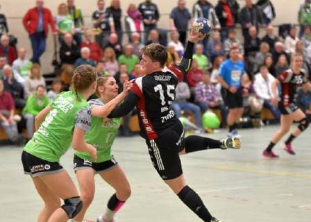 Sabine Eisenacher Gedern Nidda left Nadja Bolze Zwickau right Handball 2 League Gedern Nidda vs Zwickau Nidda Copyright: xEIBNER Lehmbergx EP_eer