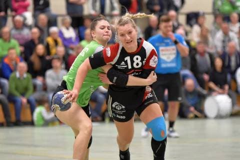 Hanna Roesner Gedern Nidda left Stefanie Hopp Zwickau right Handball 2 Liga Gedern Nidda vs Zwickau Nidda Copyright: xEIBNER Lehmbergx EP_eer