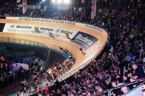 The field of drivers with advertising Buderus at the 108 Berlin Six Day Race 2019 Landscape Landscape Horizontal Event Event 108 Berlin Six Day Race Six Day Berlin 3 Night Location Velodrom Berlin Region Berlin Land Country Germany Date Date 26 01 2019 Stiehl Photography