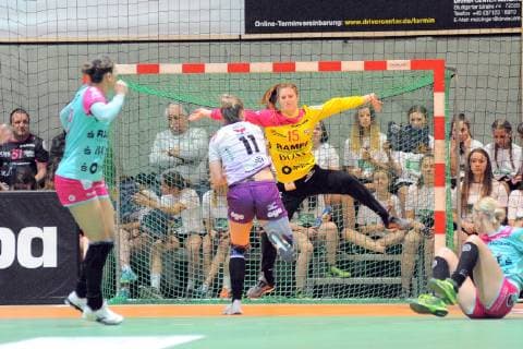Madita Kohorst TusSies Metzingen 15 in goal against Sarah Iversen Herning Ikast Handbold 11 TusSies Metzingen Handball HBF League EHF Cup Group stage 26 01 2019 Photo TBaur Eibner TusSies Metzingen vs. Herning Ikast Handbold Metzingen Copyright: xEibner-Pressefoto Tobi_Baurx EP_TBR