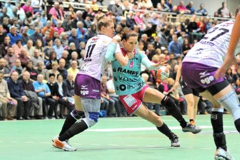 Monika Kobylinska TusSies Metzingen 8 against Sarah Iversen Herning Ikast Handbold 11 TusSies Metzingen Handball HBF League EHF Cup Group Phase 26 01 2019 Photo TBaur Eibner TusSies Metzingen vs. Herning Ikast Handbold Metzingen Copyright: xEibner-Pressefoto Tobi_Baurx EP_TBR