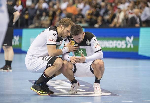 Steffen WEINHOLD l GER troestet Fabian WIEDE GER after the match semi final Germany GER Norway NOR 25 31 on 25 01 2019 in Hamburg Germany Handball World Championship 2019 from 10 01 27 01 2019 in Germany Denmark