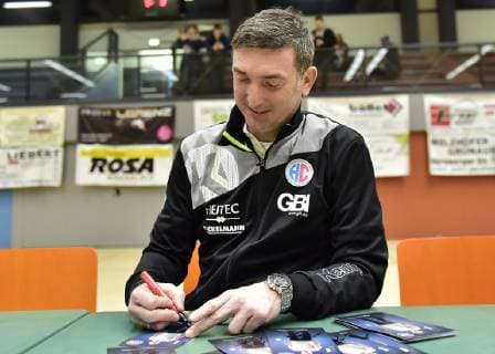 26 01 2019 Handball Season 2018 2019 Test match Friendly match HC Erlangen HCE Rimpar Wolves OGo Stefan Mittag Co Trainer HC Erlangen HCE gives autograph