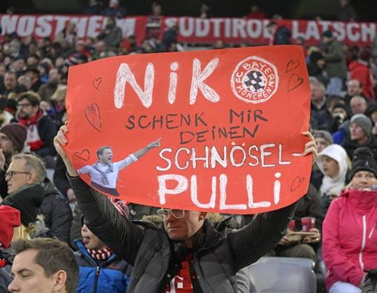27 01 2019 Football 1 Bundesliga 2018 2019 19 Matchday FC Bayern Munich VfB Stuttgart in the Allianz Arena Munich Bavarian fan with funny poster against the sweater of coach Niko Kovac FC Bayern Munich Nik give me your Schnösel sweater DFL and DFB regulations prohibit any use of photographs as image sequences and or quasi video
