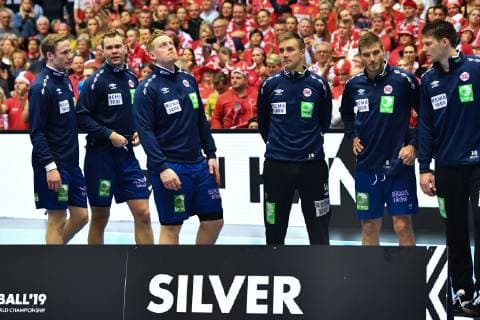 190127 Players of Norway looks dejected at the podium after the IHF World Handball Championship final between Norway and Denmark on January 27 2019 in Herning Photo Ludvig Thunman BILDBYR u0081N kod LT 35588,  Copyright: LUDVIGxTHUNMAN BB190127LT134