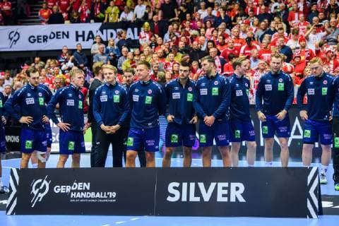 190127 Players of Norway looks dejected at the podium after the IHF World Handball Championship final between Norway and Denmark on January 27 2019 in Herning Photo Ludvig Thunman BILDBYR u0081N kod LT 35588,  Copyright: LUDVIGxTHUNMAN BB190127LT136