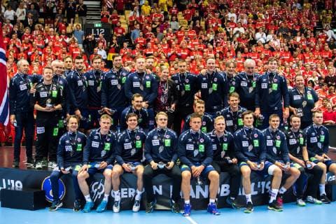 190127 Players of Norway poses for a team group photo with their silver medals after the IHF World Handball Championship final between Norway and Denmark on January 27 2019 in Herning Photo Ludvig Thunman BILDBYR u0081N kod LT 35588,  Copyright: LUDVIGxTHUNMAN BB190127LT141