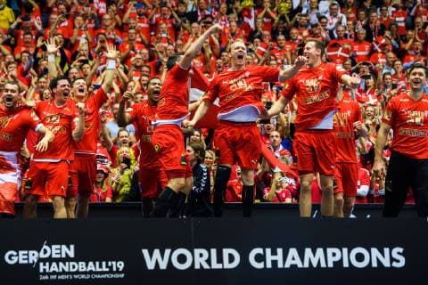 190127 Players of Denmark celebrates at the podium after the IHF World Handball Championship final between Norway and Denmark on January 27 2019 in Herning Photo Ludvig Thunman BILDBYR u0081N kod LT 35588,  Copyright: LUDVIGxTHUNMAN BB190127LT143