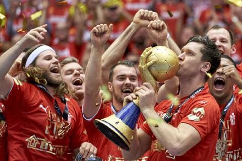 Sport Bilder des Tages Handball WM, Dänemark ist Weltmeister IHF Men s World Championship WM Weltmeisterschaft 2019 Final handball match. Goalkeeper Niklas Landin of Denmark with the trophy and gold medal after men s IHF Handball World Championship Final between Denmark and Noway at the Jyske Bank Boxen arena in Herning Denmark on Sunday January 27 2019. Denmark 