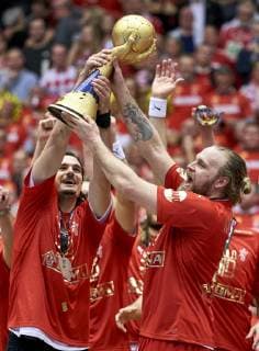 Handball WM, Dänemark ist Weltmeister IHF Men s World Championship WM Weltmeisterschaft 2019 Final handball match. Jannick Green (16) and Henrik Mollgaard (21) of Denmark with the trophy and gold medal after the men s IHF Handball World Championship Final between Denmark and Noway at the Jyske Bank Boxen arena in Herning Denmark on Sunday January 27 2019. Denmark 