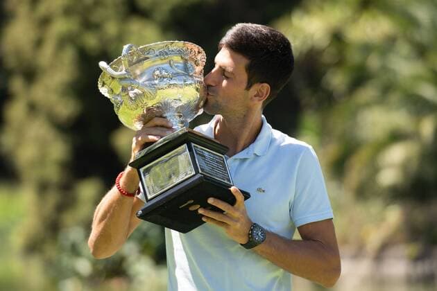 Sport Themen der Woche KW05 Sport Bilder des Tages (190128) -- MELBOURNE, Jan. 28, 2019 (Xinhua) -- 2019 Australian Open Champion, Novak Djokovic of Serbia, poses for photographs with the Championship trophy (Norman Brookes Challenge Cup) at the Royal Botanical Gardens in Melbourne, Australia on Jan. 28, 2019. (Xinhua Bai Xue) (SP)AUSTRALIA-MELBOURNE-TENNIS-AUSTRALIAN OPEN-TROPHY 