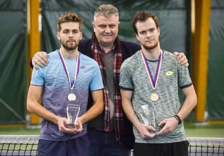 Jan Satral (vpravo) z I. CLTK Praha vyhral 26. ledna 2019 v Milovicich na Nymbursku halove mistrovstvi CR tenistu. Ve finale porazil Robina Stanka (vlevo). Obema hracum predal medaile a pohary predseda Ceskeho tenisoveho svazu Ivo Kaderka (uprostred). CTKPhotoP201901260387801  VIS 008