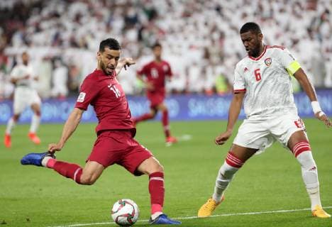 (190129) -- ABU DHABI, Jan. 29, 2019 (Xinhua) -- Qatar s Boualem Khoukhi (L) shoots during the semifinal match between the United Arab Emirates and Qatar at the 2019 AFC Asian Cup in Abu Dhabi, the United Arab Emirates (UAE), Jan. 29, 2019. (Xinhua Li Gang) (SP)UAE-ABU DHABI-SOCCER-AFC ASIAN CUP 2019-SEMIFINAL-UAE VS QAT 