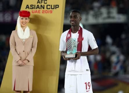 Fußball, Asien Cup, Japan - Katar (190202) -- ABU DHABI, Feb. 2, 2019 (Xinhua) -- Most Valuable Player Award, Almoez Ali of Qatar poses on the awarding ceremony after the final match between Japan and Qatar at the 2019 AFC Asian Cup in Abu Dhabi, the United Arab Emirates (UAE), Feb. 1, 2019. (Xinhua Li Gang) (SP)UAE-ABU DHABI-SOCCER-AFC ASIAN CUP 2019-FINAL-JPN VS QAT 