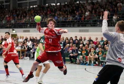 TuS Ferndorf HSG Wetzlar 01 02 2019 center Mattis Michel TuS Ferndorf per sevenmeter against goalkeeper Till Klimpke HSG Wetzlar with the 6 5 preparation test game TuS Ferndorf HSG Wetzlar 01 02 2019 Neunkirchen Am Rassberg Germany
