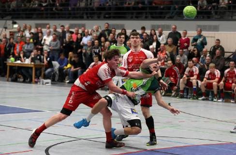 TuS Ferndorf HSG Wetzlar 01 02 2019 Center Olle Forsell Schefvert HSG Wetzlar is blocked from left Mattis Michel TuS Ferndorf and Jan Wörner TuS Ferndorf Preparation Test match TuS Ferndorf HSG Wetzlar 01 02 2019 Neunkirchen Am Rassberg Germany