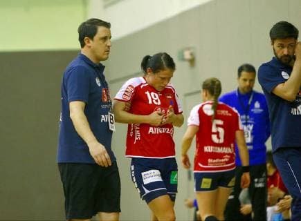 Coach Mike Leibssle Herrenberg with Lisa Gebhard Herrenberg the injured handball women 2 League 2018 19 BSV Sachsen Zwickau SG H2Ku Herrenberg on 2 2 2019 BSV Sachsen Zwickau SG H2Ku Herrenberg