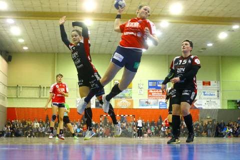 Goalscoring by Sandra Kußmaul Herrenberg left Jenny Choinowski Zwickau right Nadja Bolze Zwickau Handball women 2 League 2018 19 BSV Sachsen Zwickau SG H2Ku Herrenberg am 2 2 2019 BSV Sachsen Zwickau SG H2Ku Herrenberg