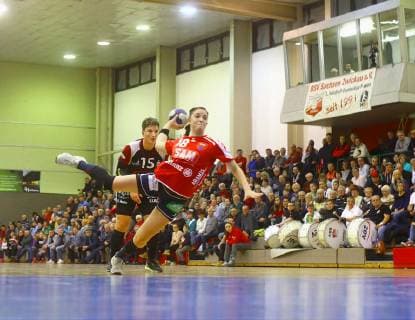 Lea Neubrander goalscorer Herrenberg behind Nadja Bolze Zwickau Handball Women 2 League 2018 19 BSV Sachsen Zwickau SG H2Ku Herrenberg 2 2 2019 BSV Sachsen Zwickau SG H2Ku Herrenberg