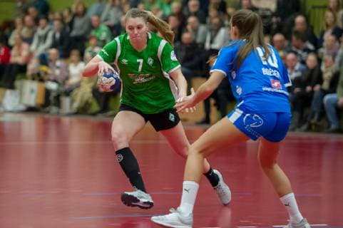 v li Lena Thomas SV Werder Bremen 7 and Thilde Boesen HC Rödertal 10 in duel duel game scene action handball 2 Bundesliga women SV Werder Bremen HC Rödertal xobx