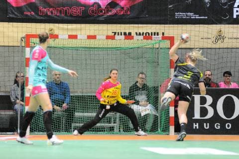 Isabel Roch TusSies Metzingen 26 in goal against Emma Ekenman Fernis IK Saevehof 3 TusSies Metzingen Handball HBF League EHF Cup Group Phase 02 02 2019 Photo TBaur Eibner TusSies Metzingen vs IK Saevehof Metzingen Copyright: xEIBNER TobiasxBaurx EP_TBR