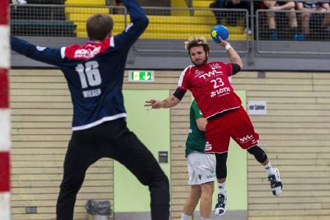 Oehringen Germany 02 February 2019 Hohenlohe Cup 2019 DjK Rimpar vs TSG Friesenheim v li Torhueter Andreas Wieser Rimpar Pascal Durak Friesenheim Oehringen Hohenlohehalle Baden Württemberg Germany