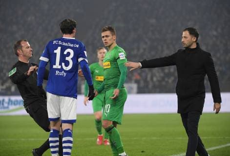 02 02 2019 Football GER Season 2018 2019 1 Bundesliga 20 Matchday FC Schalke 04 Borussia Moenchengladbach 0 2 Rangelei v li Referee Marco Fritz Sebastian Rudy FC Schalke 04 Thorgan Hazard Borussia Moenchengladbach Trainer Domenico Tedesco FC Schalke 04 DFL REGULATIONS PROHIBITS ANY USE OF PHOTOGRAPHS AS IMAGE SEQUENCES AND OR QUASI VIDEO Team2