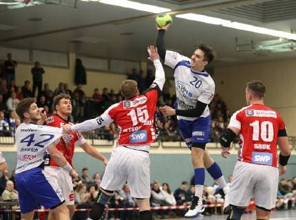 Kornwestheim Handball SV Salamander Kornwestheim vs TGS Pforzheim v l Michal Wysokinski TGS Hendrik Schoeneck Korn