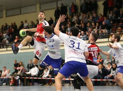 Kornwestheim Handball SV Salamander Kornwestheim vs TGS Pforzheim v l Maris Versakovs TGS Christopher Tinti Korn