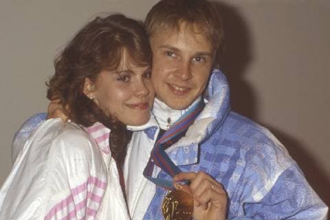 Skisprunglegende Matti Nykaenen ist tot! Archivfoto; Matti NYKAENEN, NykÌÛnen, Finnland, Skispringer, Skispringen, mit Ehefrau Tiina, Wintersport, Portraet, PortrÌÛt, Portrait, angeschnittenes Einzelbild, Einzelmotiv, bei den Olympischen Winterspielen in Calgary, Kanada, er gewann dort die Goldmedaille, Olympiasieger, praesentiert seine Medaille, 20.02.1988 a *** Ski jumping legend Matti Nykaenen is dead Archive photo Matti NYKAENEN NykÌÛnen Finland Ski jumper Ski jumping with wife Tiina Winter sports Portrait Portrait Portrait cut single picture Single motif at the Olympic Winter Games in Calgary Canada he won there the gold medal Olympic champion presented his medal 20 02 1988 a