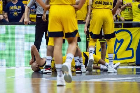 Basketball Berlin 02 02 2019 easyCredit BBL 1 Bundesliga Season 2018 2019 Alba Berlin medi Bayreuth Stefan Peno ALBA Berlin No 44 Injured at the knee